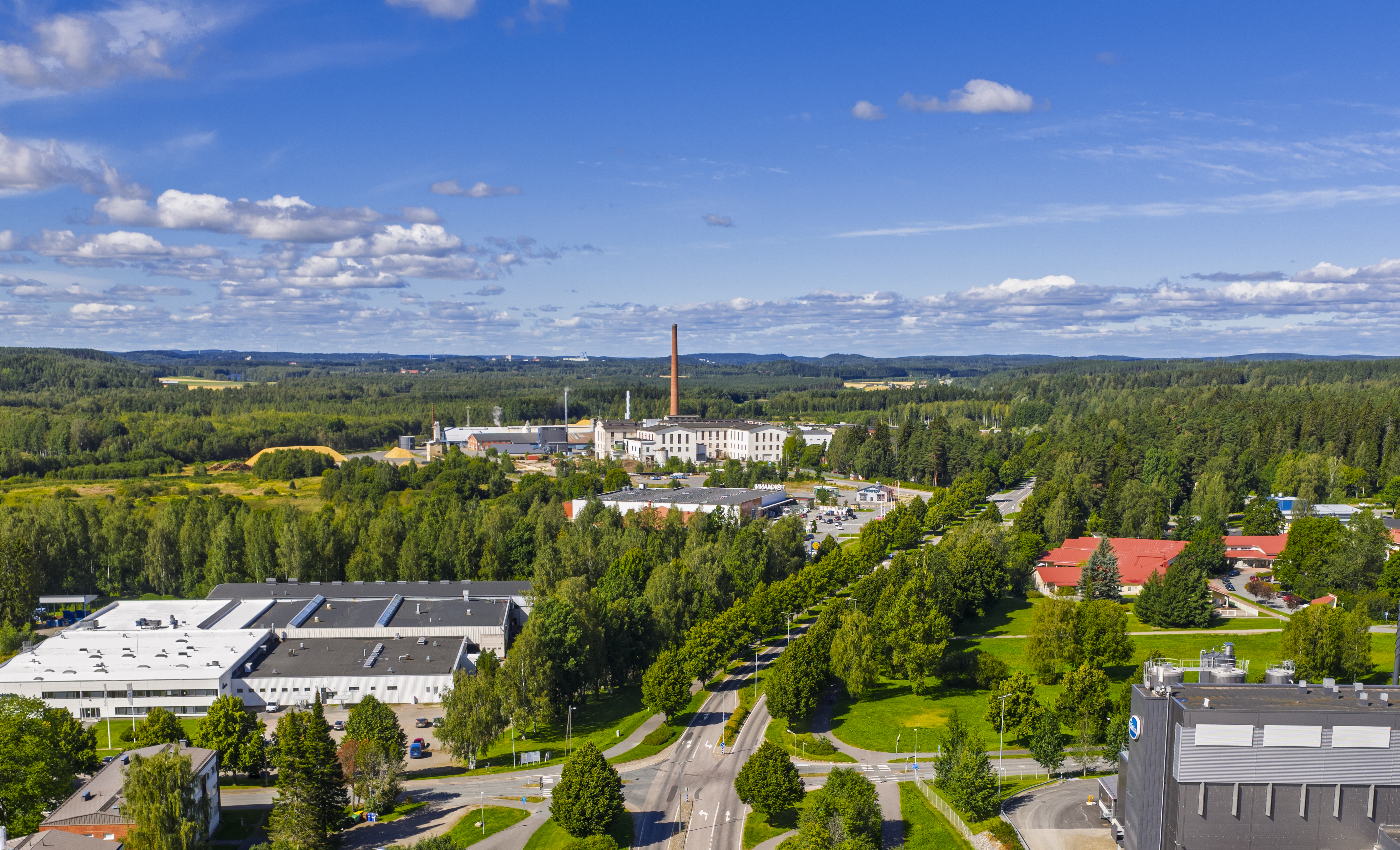 Ilmakuva Turengista kesäisenä ja aurinkoisena päivänä. Kuvassa näkyy mm. Valion tehdas ja vanha sokeritehdas.